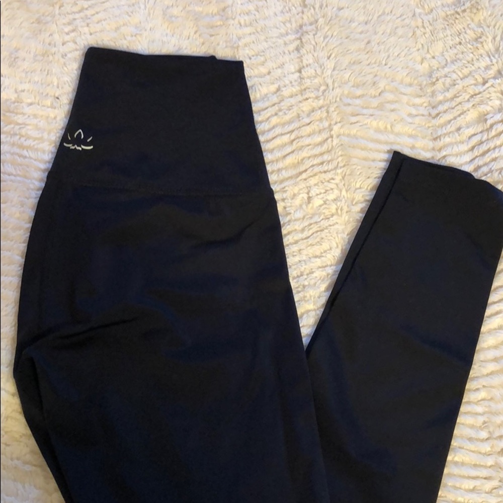 Beyond Yoga “shiny” black leggings